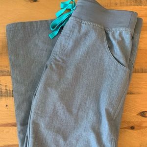 FIGS Kade cargo scrub pant. Size petite small.